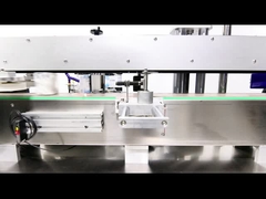 Плоская бутылка, обернутая вокруг маркировочной машины